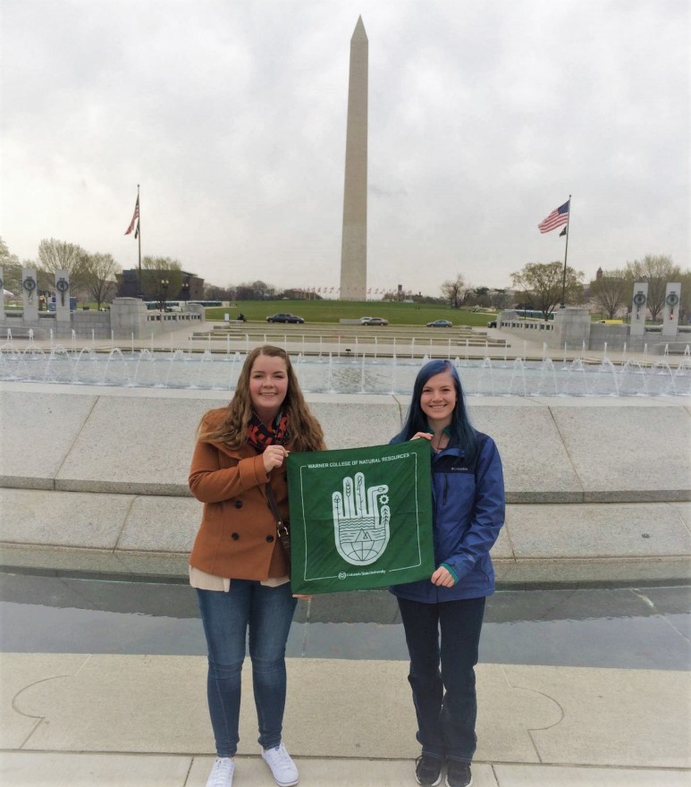 Kenzie and Kait with the Washington Monument. (Glenn Sandiford)